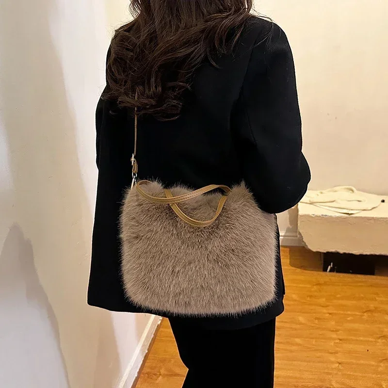 Faux Fur Tote Bag Women\'s Bucket Plush Luxury Design Ladies Handbags Soft Winter Crossbody Shoulder Bags Bolsa Feminina 2025 New