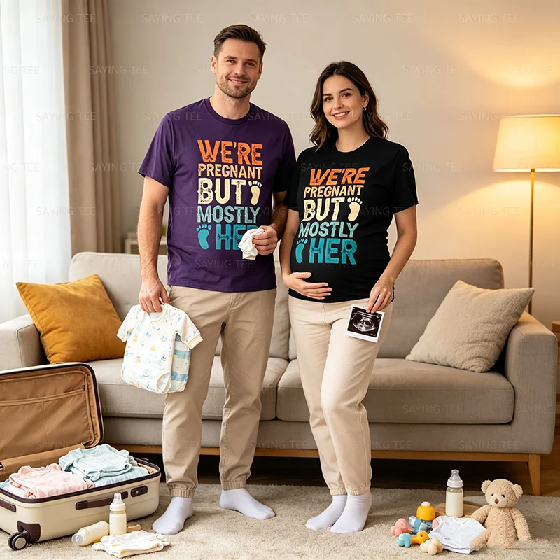 Wir sind schwanger, aber es ist hauptsächlich ihre Sache, Paar-Schwangerschaftsankündigungs-T-Shirt, Y2k-T-Shirt mit Grafik für den ersten Papa und die erste Mama, personalisiert – Detail 5
