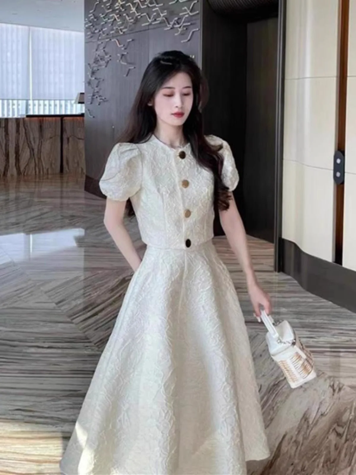 Conjunto de Dos Piezas de Verano, Vestido Largo por Encima de la Rodilla con Cintura Alta y Blusa Blanca con Mangas Abullonad...