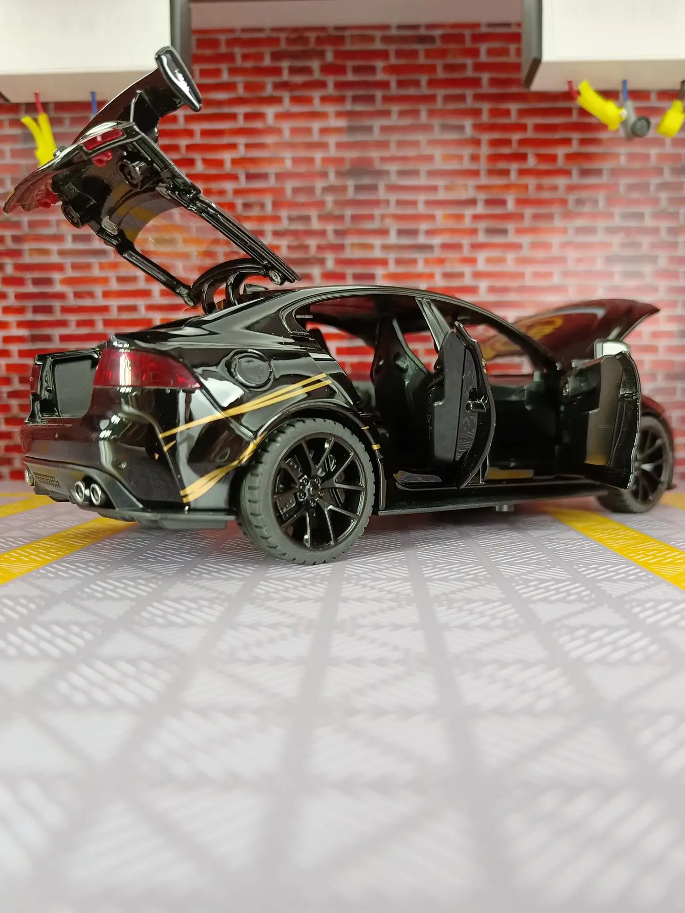 1:24 جاكوار XE SV PROJECT8 أبواب طراز السيارة المصنوعة من السبائك وغطاء المحرك، يمكن فتح صندوق السيارة به وظائف الصوت والإضاءة المحاكاة