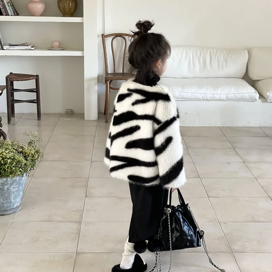 New Winter 2023 Childrens Clothing Girls Black White Striped Childrens Design Sense Fur Jacket with Fleece Jacket