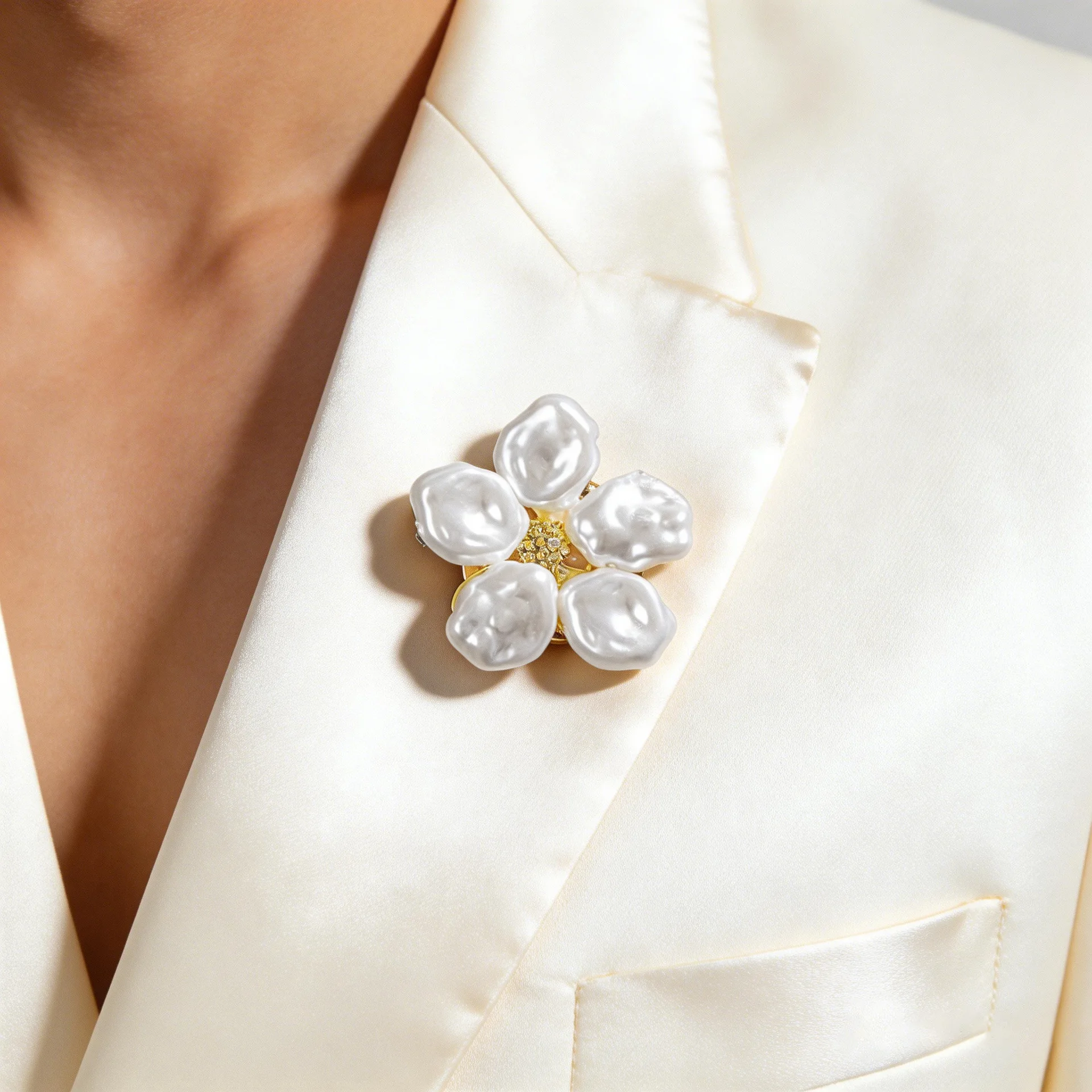 Elegant Pearl Brooches for Women Button Covers Shirt Sleeve Cufflinks Flower Collar Clips Decor Party Gifts Jewelry Accessories