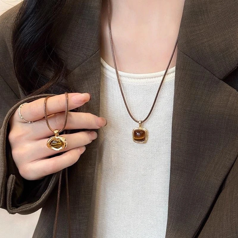 Autumn Winter Maillard Yadan Style Tiger Eye Stone Leather Cord Sliding Necklace Minimalist Fashion Long Sweater Chain