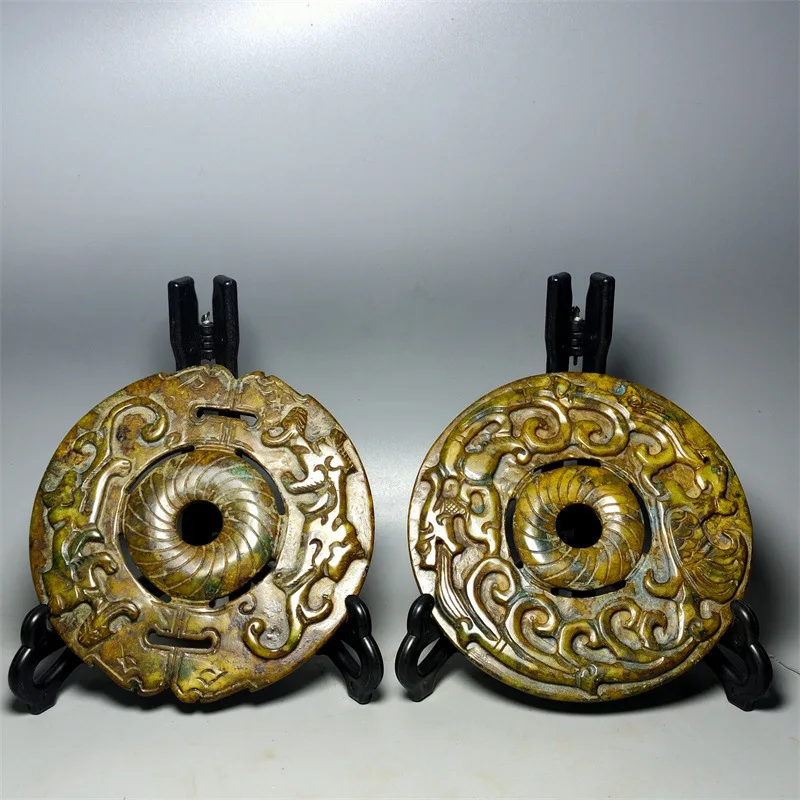 

Антикварные изделия из нефрита Сюю: двусторонняя резьба, изысканные рельефные статуэтки дракона и феникса, декоративные украшения.