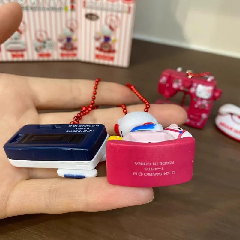 ของสะสมเฮลโลคิตตี้ฉลองครบรอบ 50 ปี ทอมี่ ซานริโอ กาชาปอง พวงกุญแจวินเทจ กล้องแคปซูล จี้ขนาดเล็ก ของขวัญวันเกิด