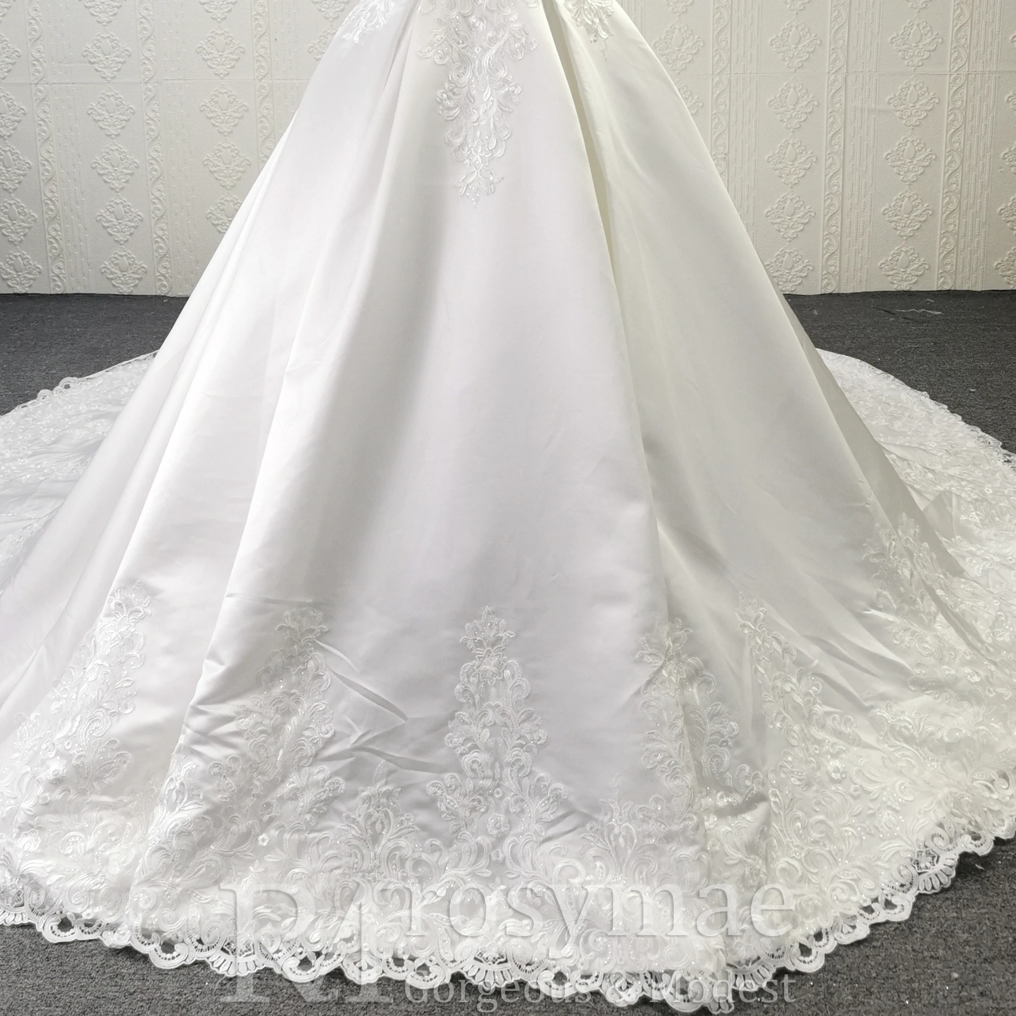 Rosymae Ballkleid-Hochzeitskleid, Spitzenmieder, durchsichtig, herzförmiger Ausschnitt, Flügelärmel, glatter Satinrock, Spitzenapplikationen, Jakobsmuschelsaum