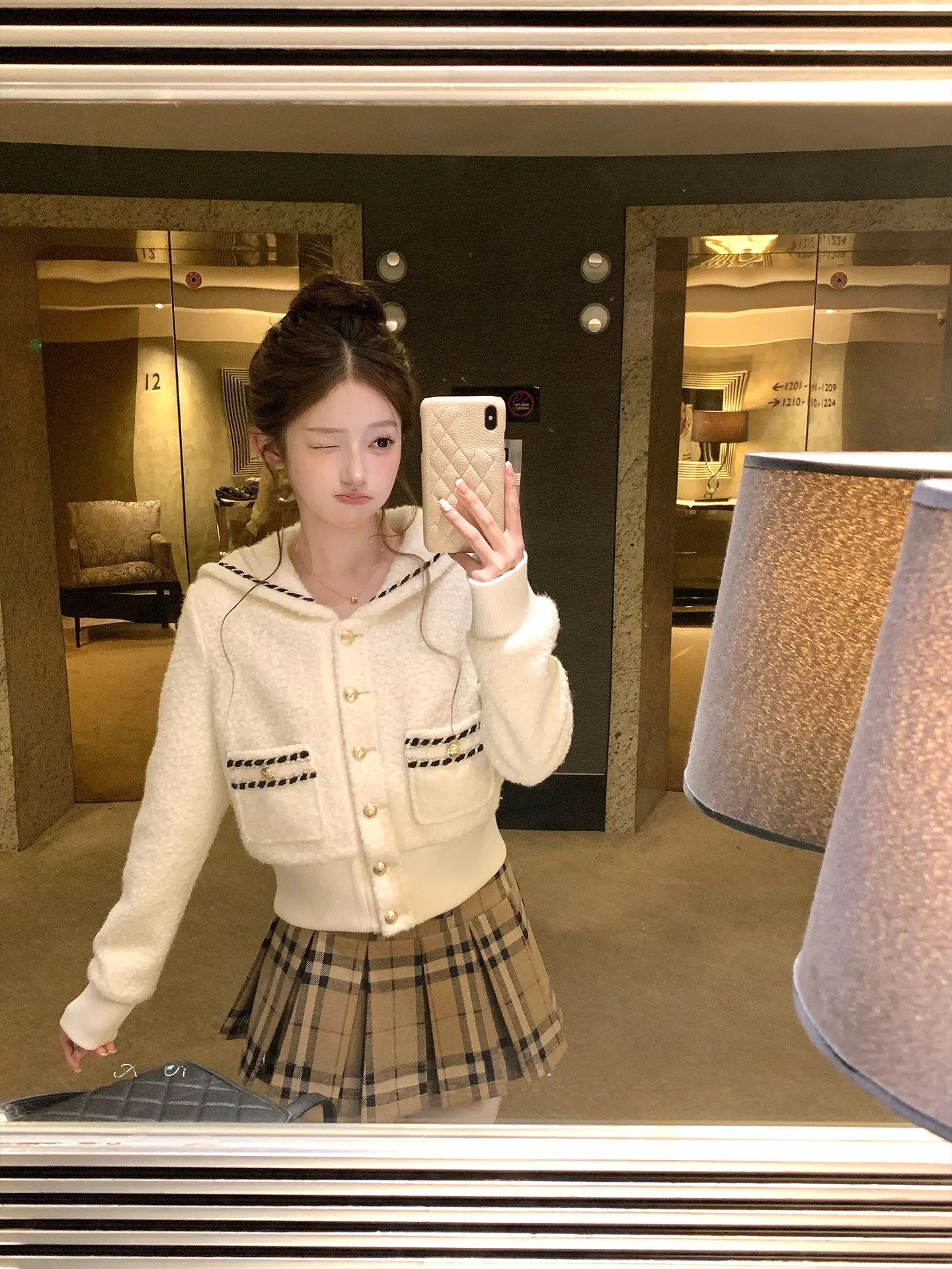 

Женская зимняя теплая куртка Acaine Paris с капюшоном, повседневное короткое пальто с темно-синим воротником, длинными рукавами и застежкой на пуговицах