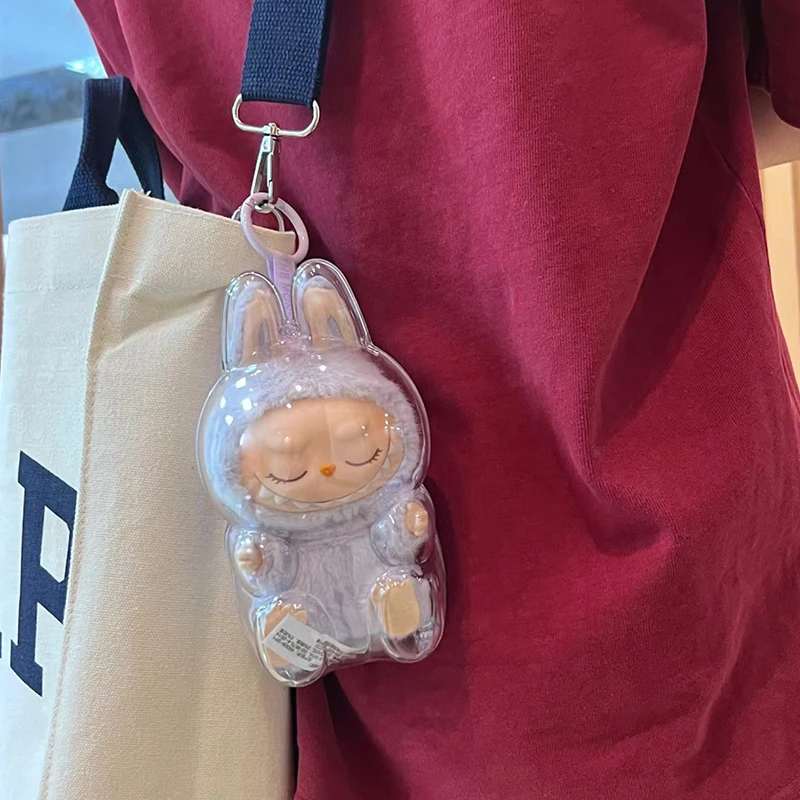 Custodia Acrilico Trasparente per Figure Blind Box, Custodia Protettiva per Labubu The Monsters con Catena in Metallo, Copertura Antipolvere e Antigraffio per Mini Bambole da Collezione (Sitzend