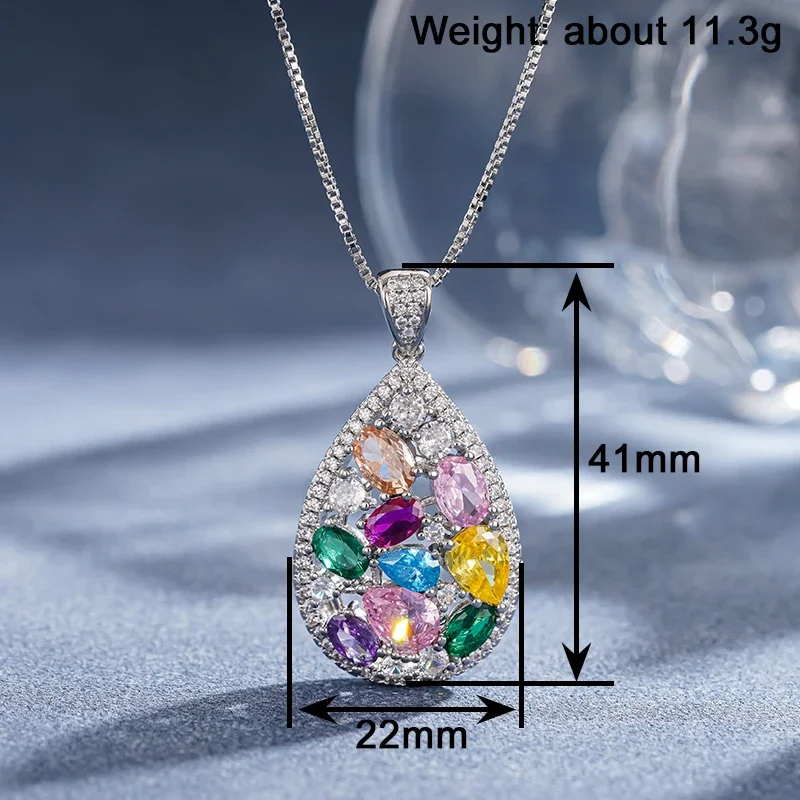 Huitan Funkelnde Damen-Anhänger-Halskette mit mehrfarbigen, hellen CZ-Steinen, elegantes, vielseitiges Accessoire für Hochzeiten und Partys. – Detail 1
