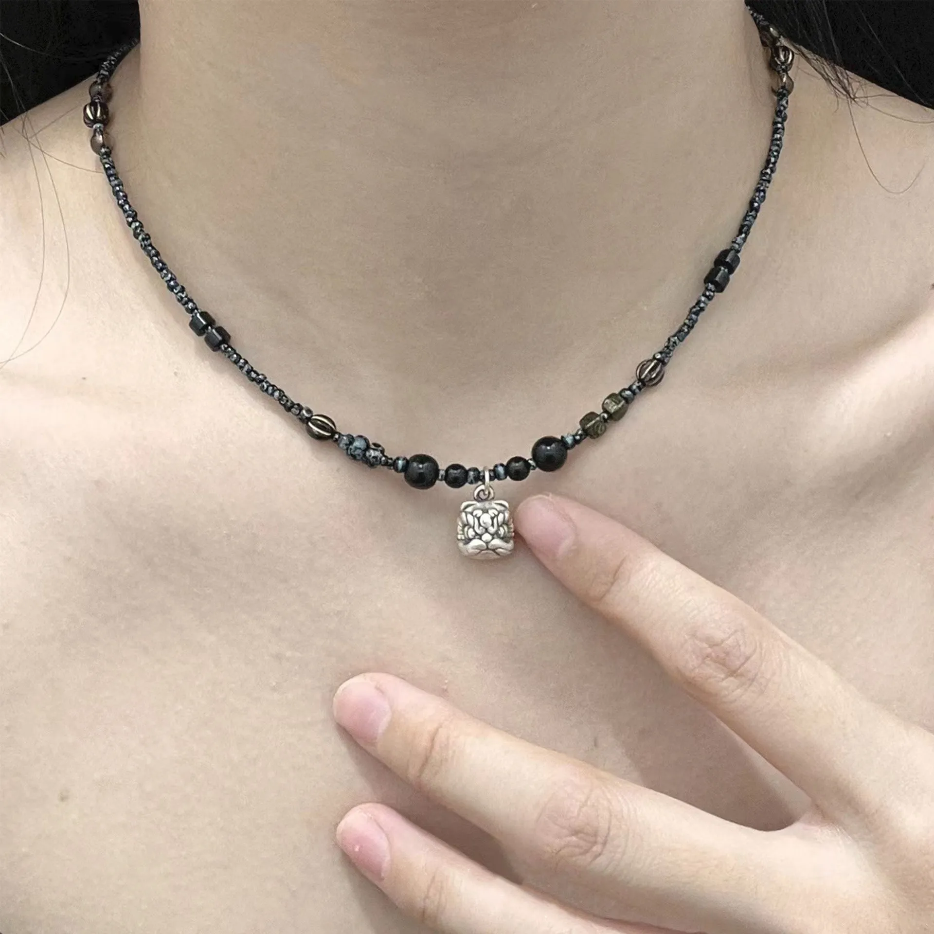 Vintage chinesische Stil Löwe Anhänger Perlenkette für Frauen Männer Glück Punk Kleidung ungewöhnliche Stein Perlen Halsreif an den Hals Perlen