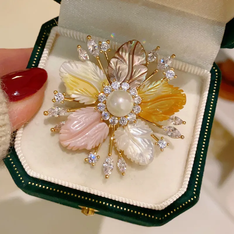 CC Brooches for Women Colorful Natural Shell Flower Shape Suit Pins Imitation Pearl Cheongsam Brooch French Style Corsage B33