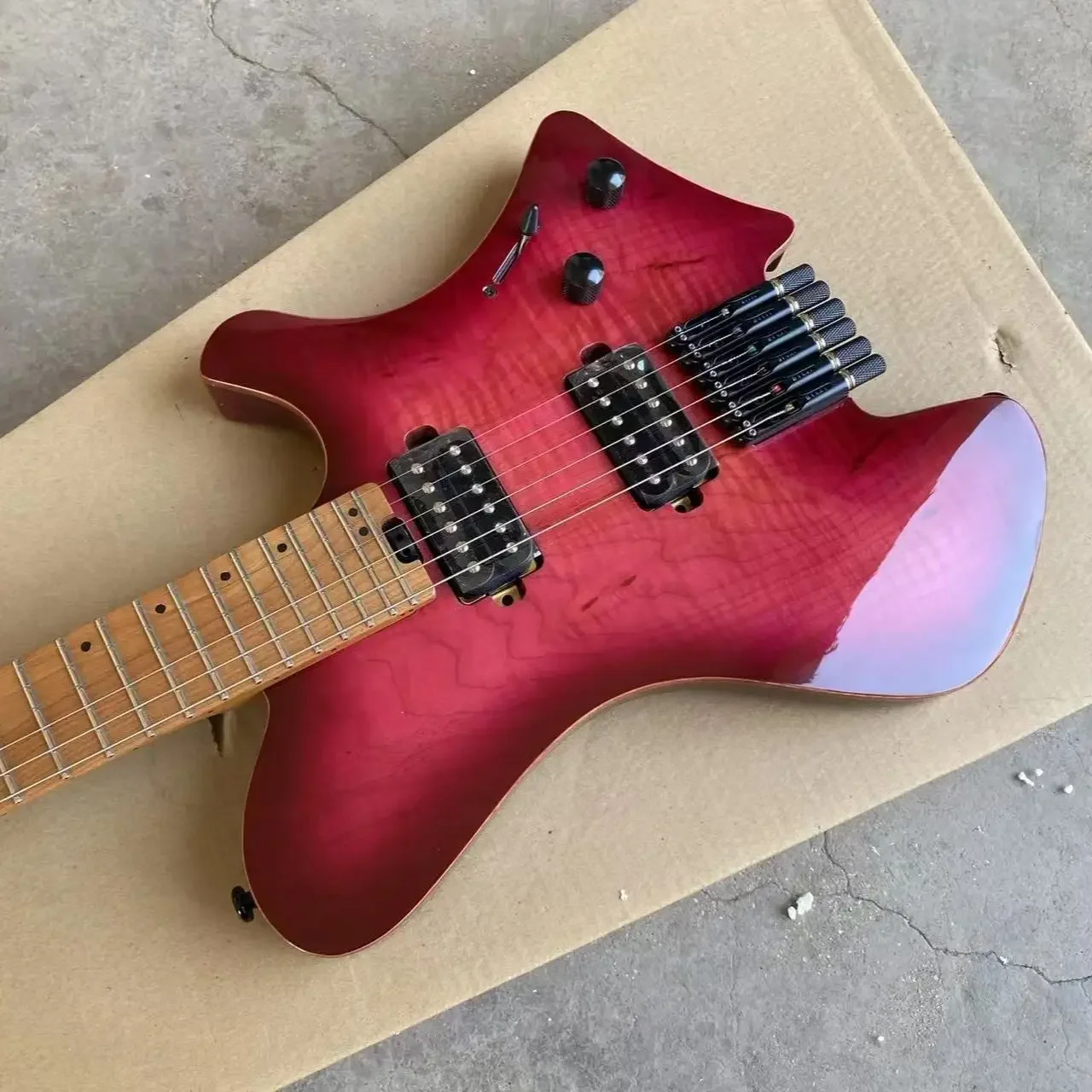 

Электрогитара Acepro безголовая, глянцевая красная, с верхней декой из коа, грифом из обжаренного клёна и нержавеющими стальными ладами Jumbo