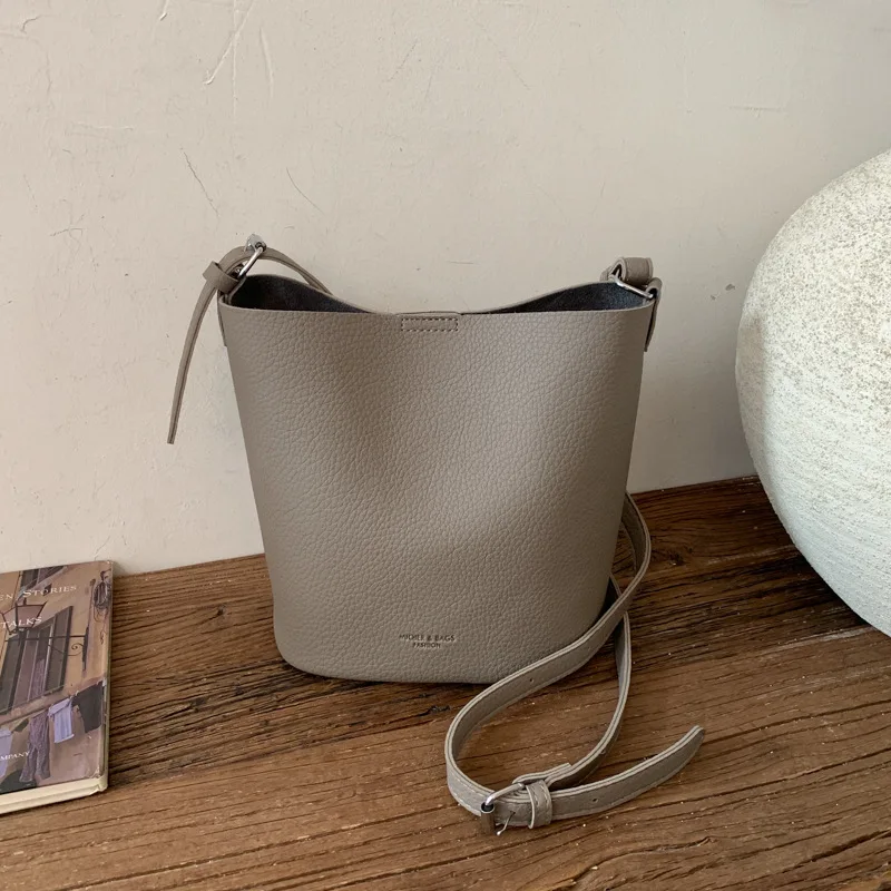 tendencia-casual-couro-do-plutonio-das-mulheres-sacos-do-mensageiro-high-end-textura-sacos-de-balde-de-deslocamento-2026-moda-retro-solida-bolsa-de-ombro