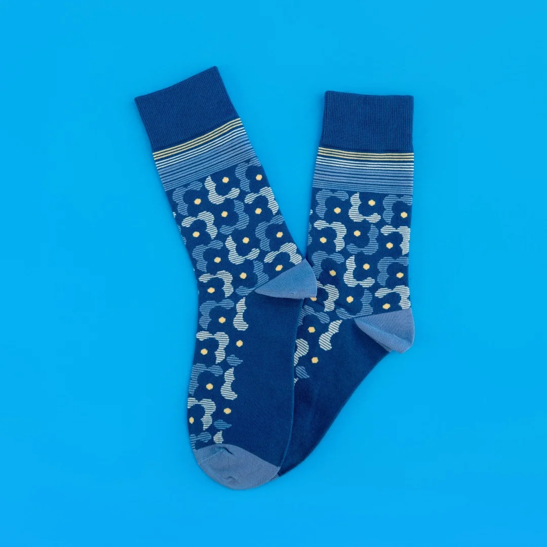 زوج واحد من الجوارب النسائية الأنيقة بنمط الأزهار لمنتصف الساق، عصرية وفريدة من نوعها، مثالية لجميع المواسم