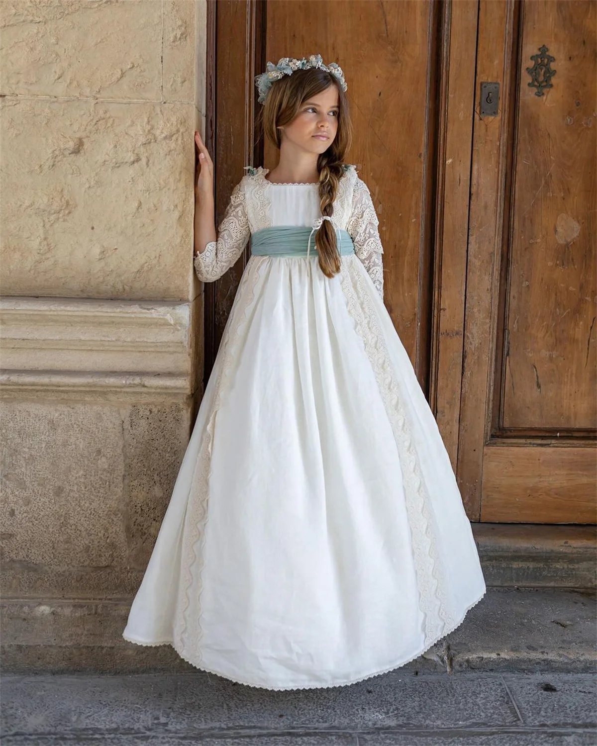 Abito da ragazza di fiori ricamato pizzo bianco manica 3/4 con cintura con fiocco abito da sposa per la comunione dei bambini con fiore piccolo