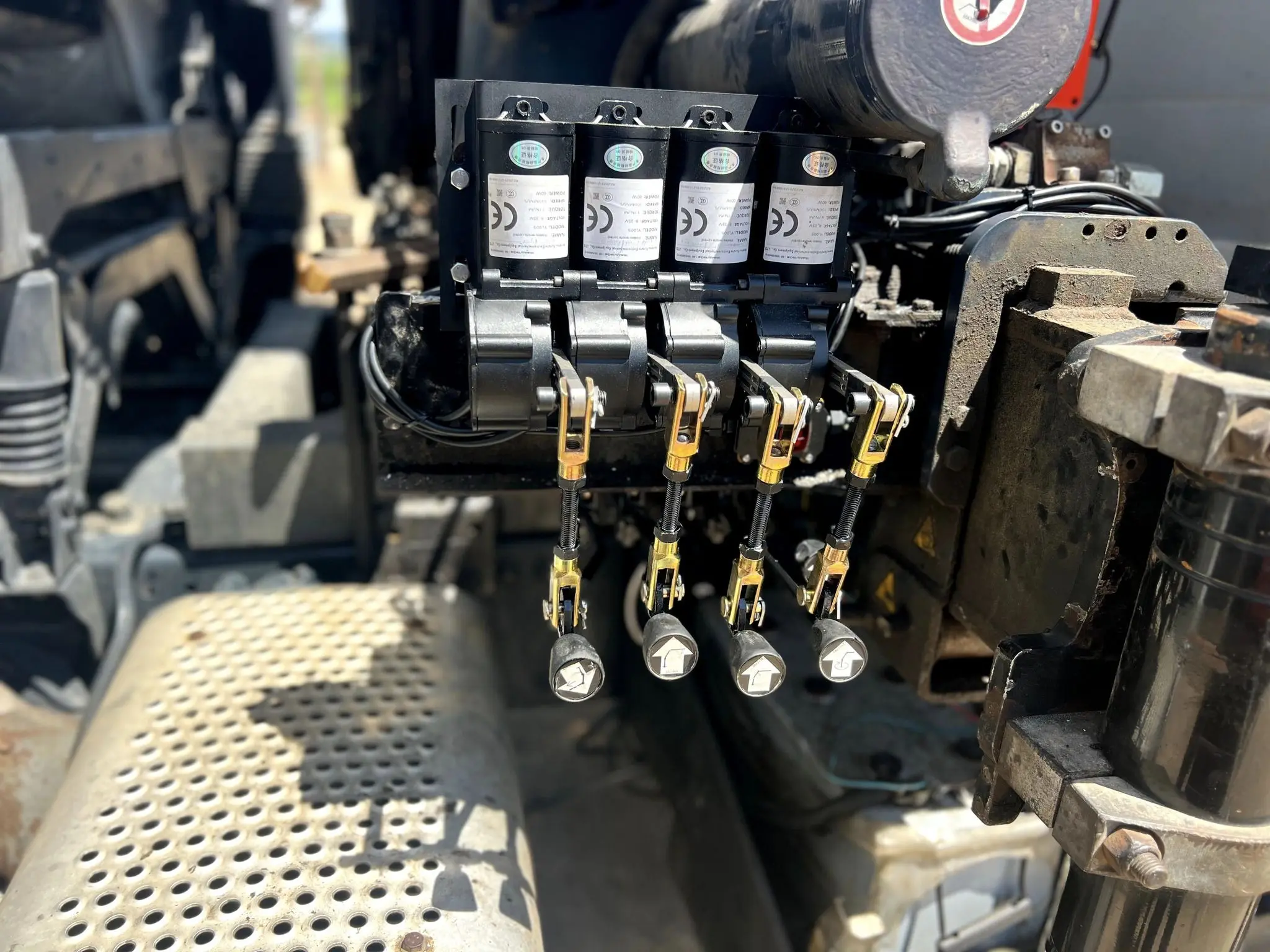 Waterproof Crane Remote Control 4-lever IP68 Car Mounted Crane, Using Clutch Motor in Contact with The Lever