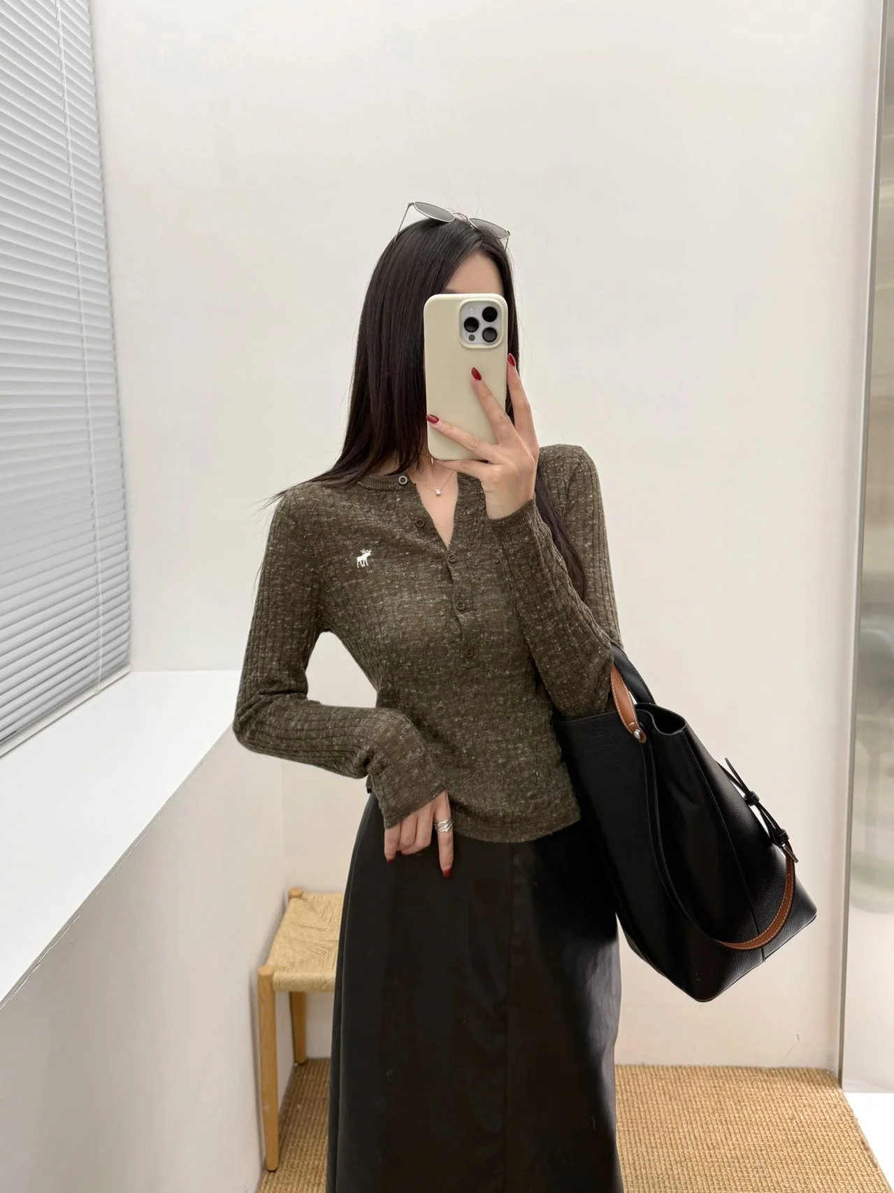 

Женский облегающий вязаный свитер в корейском стиле для ранней осени, верхняя одежда с V-образным вырезом, длинными рукавами, дышащий, комфортный