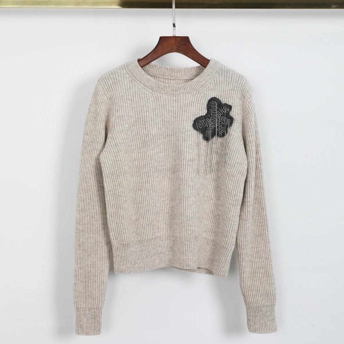 2669 High Quality Autumn And Winter New Fashion Temperament Commuting Socialite Sweater Embroidered Chest Badge Long Sleeved Top