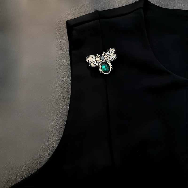 

Exquisite green crystal INSECT brooch for women fashionable pin accessory suitable for suits and clothing