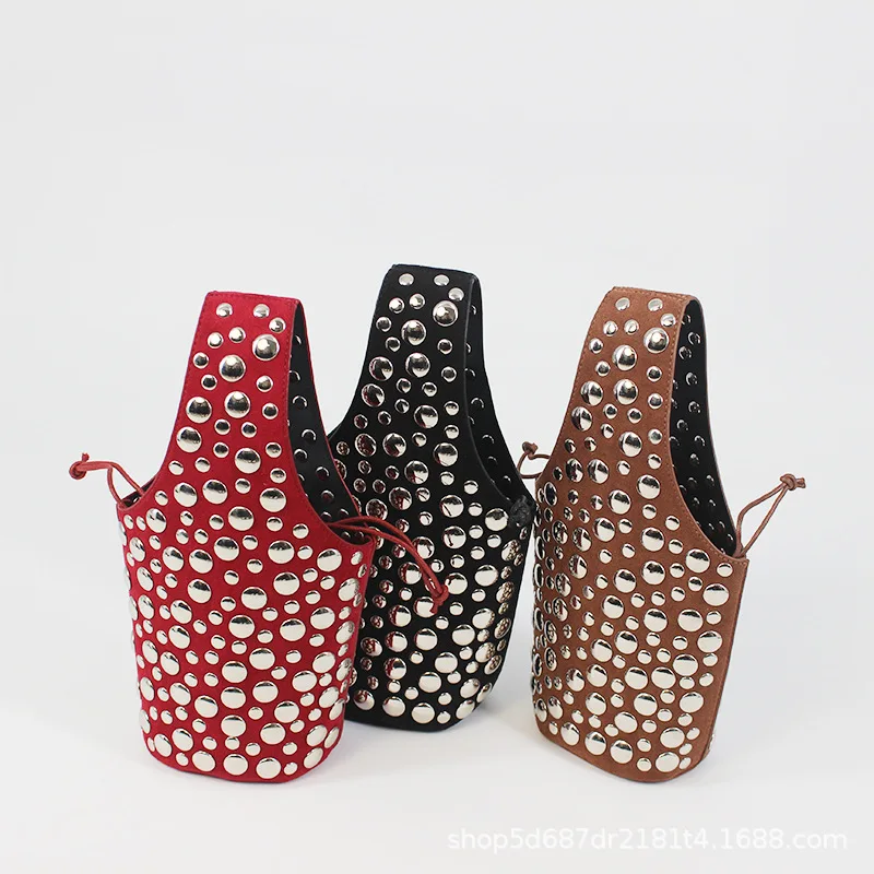 

Универсальная сумка через плечо с металлическими заклепками в стиле панк, нишевый дизайн, сумка с заклепками из высококачественной искусственной кожи.