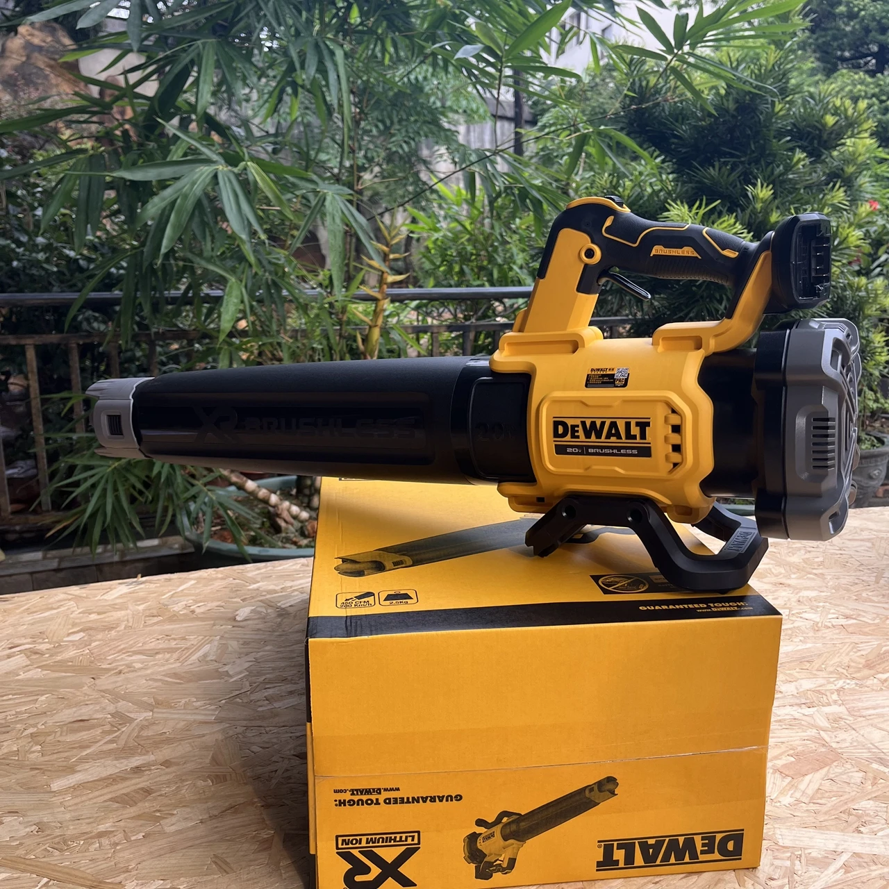DEWALT charging hair dryer electric brushless blower computer dust removal and leaf blowing DCMBL562N - Body Only