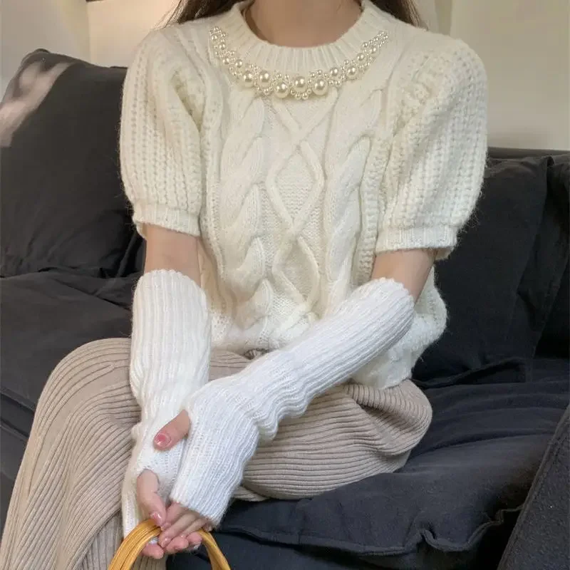 The new pearl sleeve sweater is baggy for women