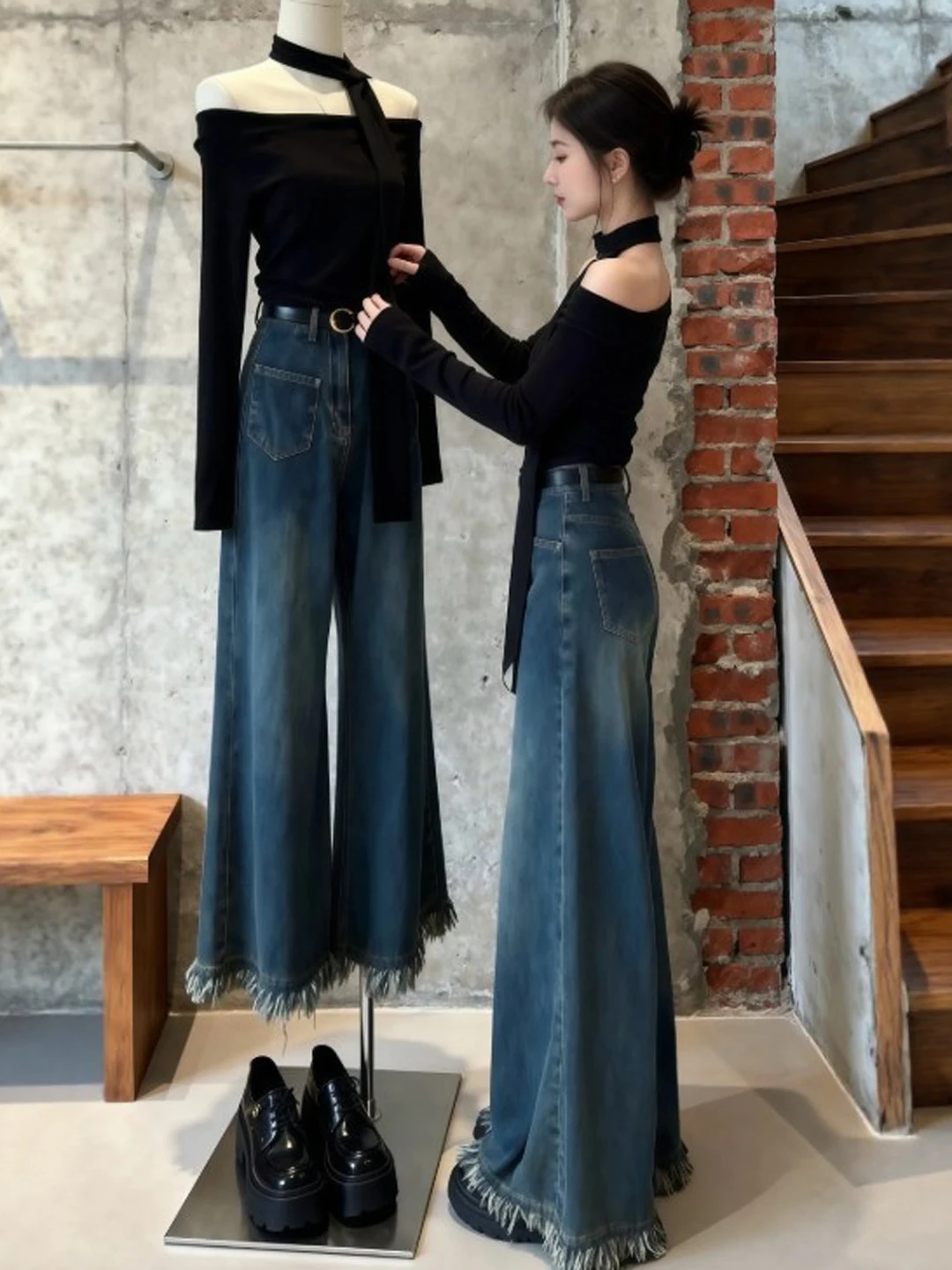 

Модный джинсовый комплект из двух предметов: топ с открытыми плечами и брюки с высокой талией. Удобный весенний наряд для женщин.