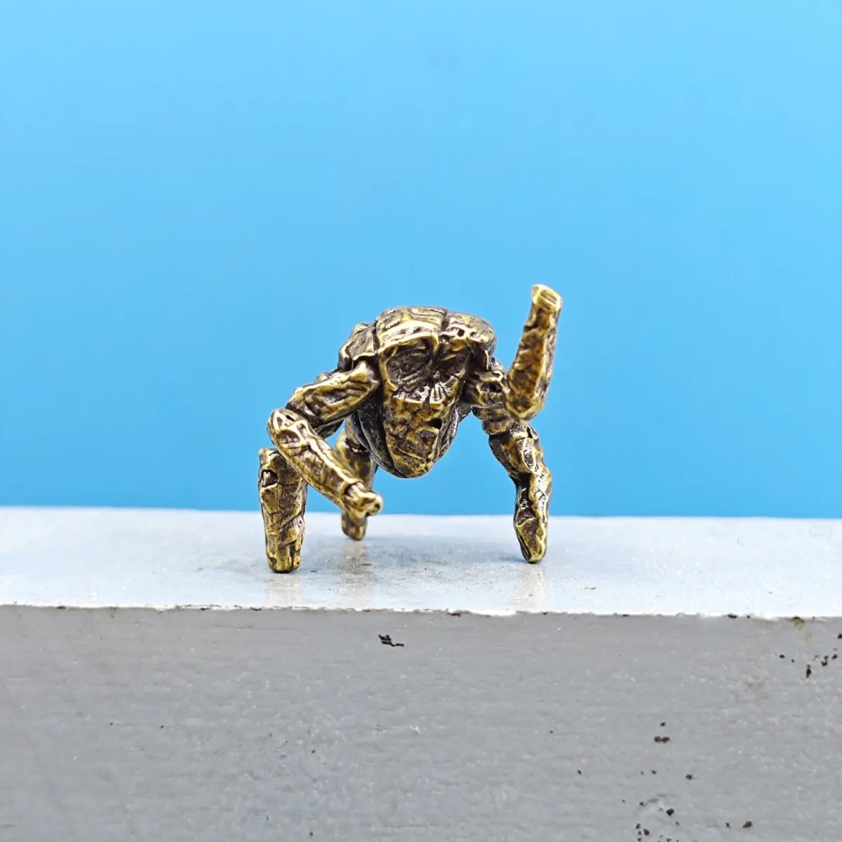Vintage Brass Alien Creature Mini Figurine Sci Fi Miniature Model DIY Paintable Diorama Desktop Decor Collectible Craft Ornament