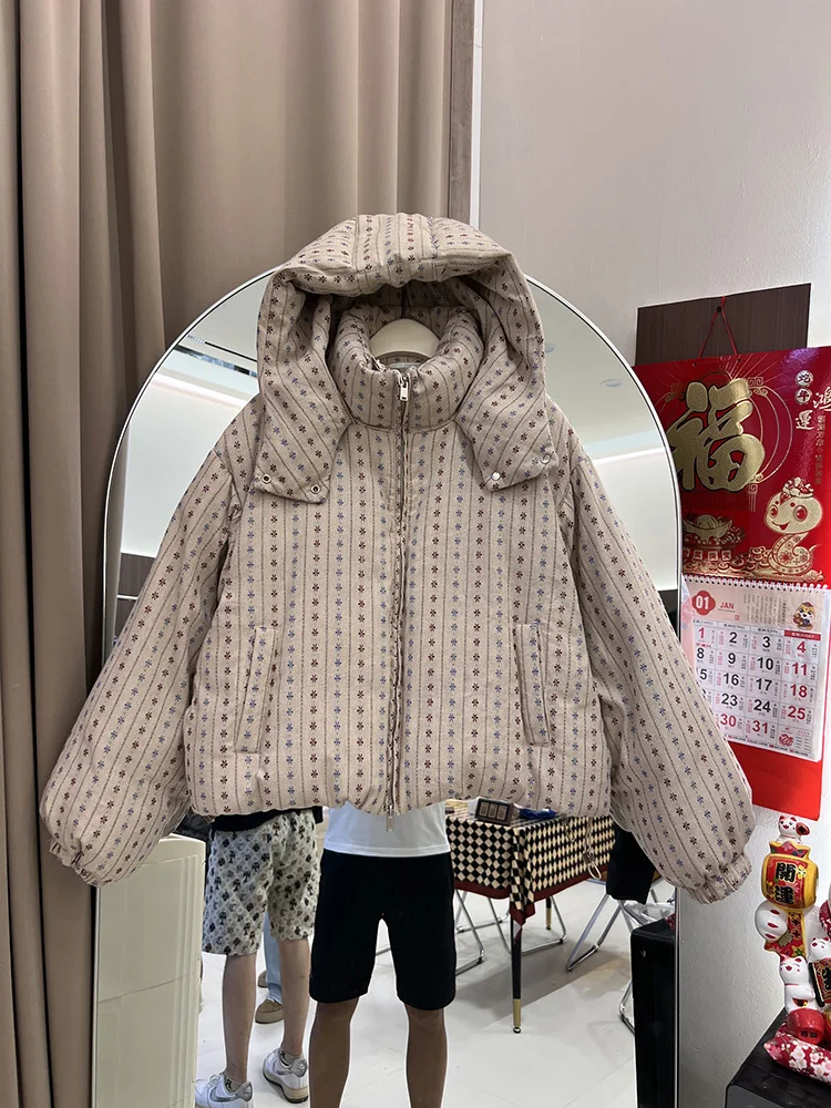 2025 겨울 신상 작은 꽃무늬 프린트 다운 재킷 여성용 숏 스타일 후드 패션 루즈 화이트 덕 다운 코트 트렌디