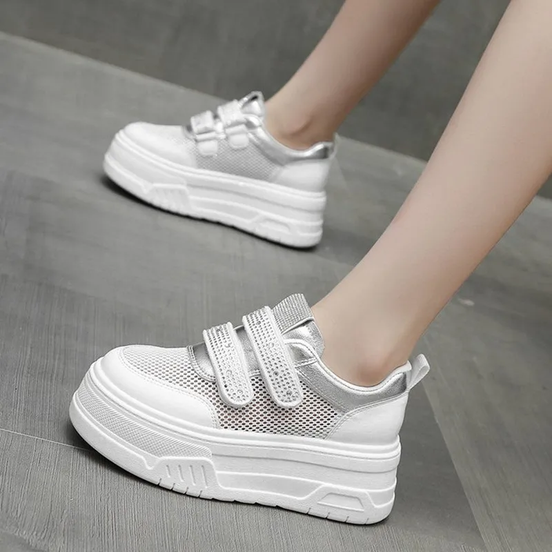 

Новинка 2026, модные белые кроссовки с бриллиантами, повседневная обувь на платформе с дышащей сеткой и толстой подошвой, летний стиль, универсальная