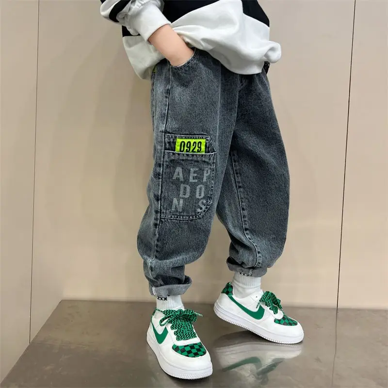 

Новинка 2023 года, однотонные повседневные джинсы для мальчиков, весенне-осенние детские осенние длинные брюки, стильные джинсы для мальчиков