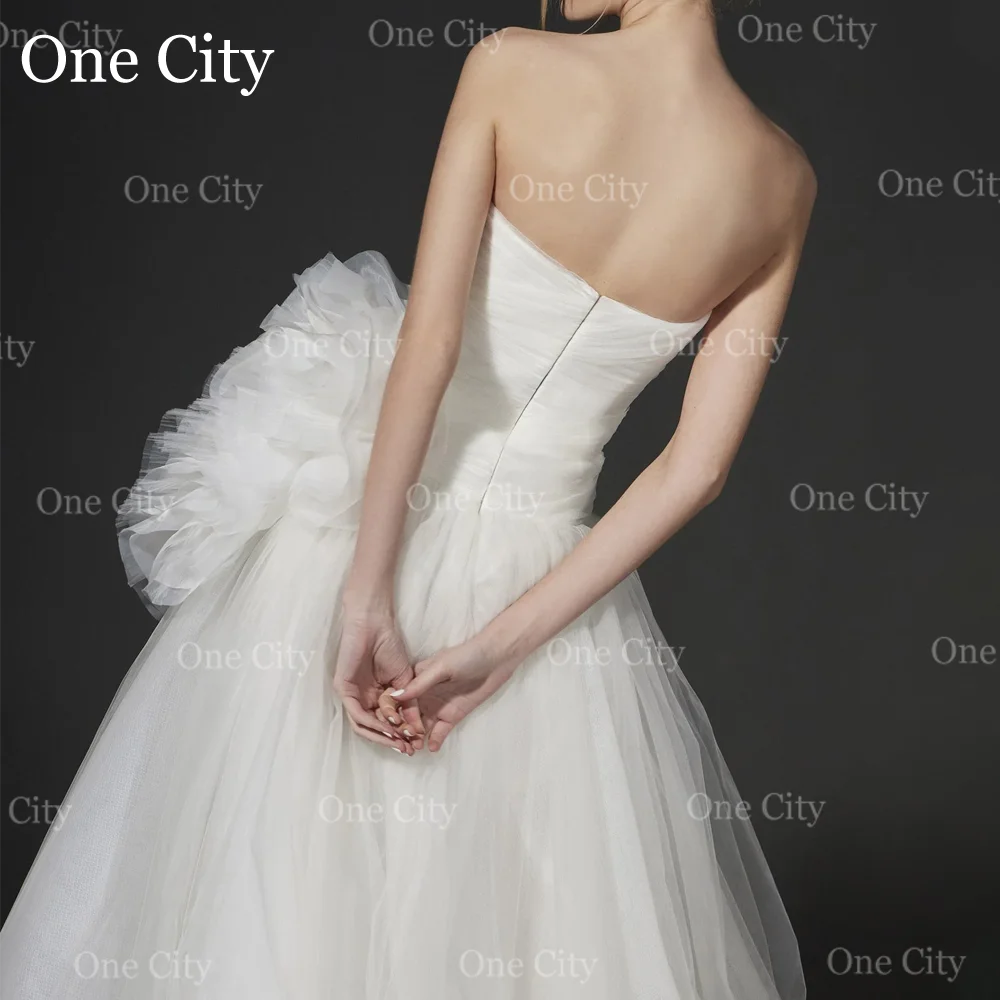 One City – robe de mariée blanche sans bretelles, avec fleurs 3D, en Tulle, robe de bal, ligne a, dos nu, personnalisée, nouvelle collection 2026Une robe de mariée sans bretelles blanche de la ville avec robe de boule