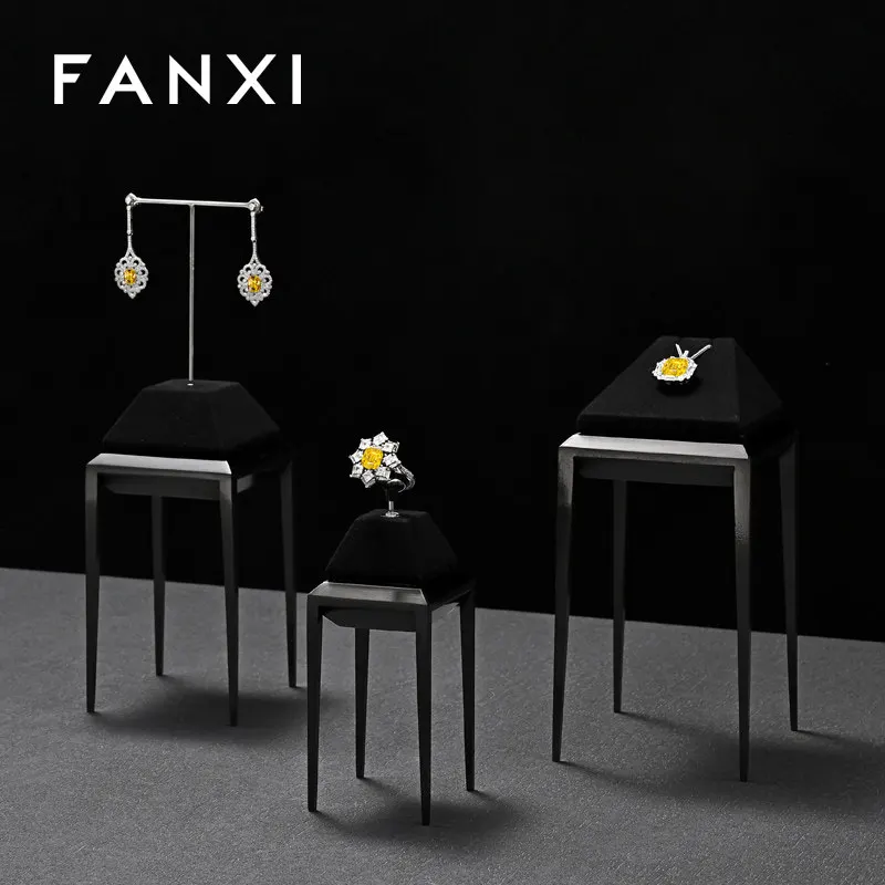 juego-de-exhibicion-de-joyeria-combinable-con-fondo-metalico-de-rejilla-dorada-para-escaparate
