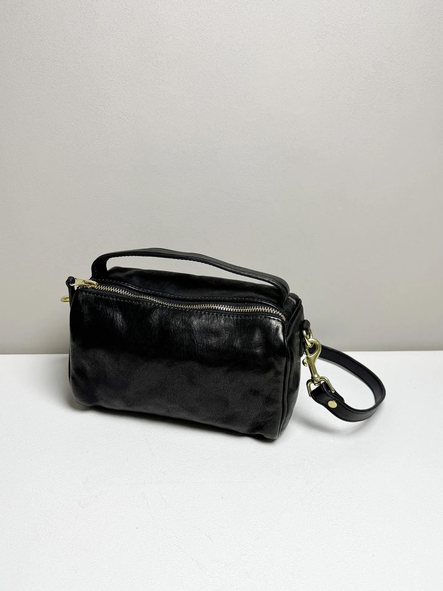 Handgefertigte Damenhandtaschen aus echtem Leder von Modedesignern, für den Alltag, Partys und luxuriöse Anlässe, natürliche Echtleder-Umhängetasche für Damen. – Detail 9