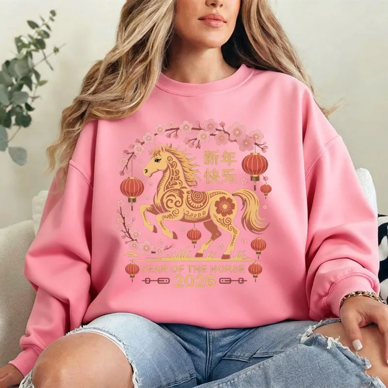 تصميم سنة الحصان 2026 للعام الصيني الجديد - مشبك السنة القمريية الجديدة مع هودي هيرمل للحصان والفوانيس والأزهار