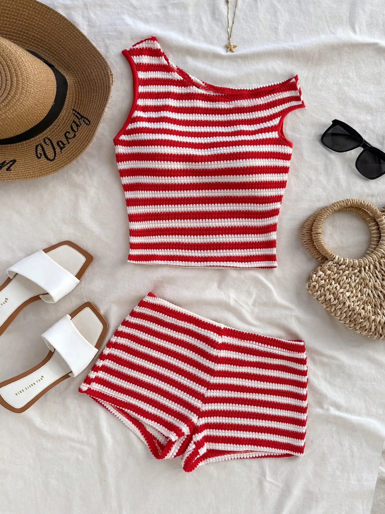 Conjunto de Malha Listrado Vermelho e Branco de 2 Peças: Top Ombro a Ombro e Shorts de Cintura Baixa para Praia de Verão, Festa, Cruzeiro