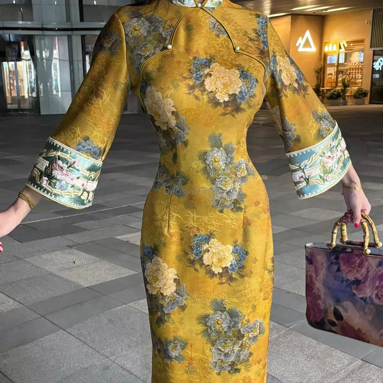 Luxury Autumn Winter Retro Embroidered Modified Qipao Women Slimming Dress With Chinese Style Big Cuffs Qipao