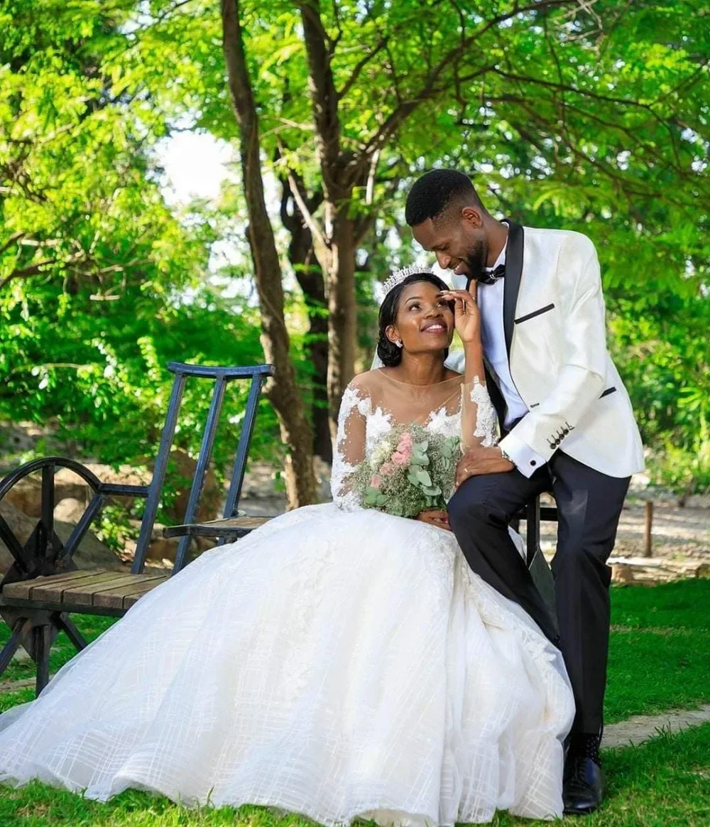 Maßgeschneiderte Robe De Mariage Lange Ärmel Prinzessin Hochzeit Spitze Applikationen Sheer O-Ausschnitt Korsett Rücken Braut Kleid Brautkleider