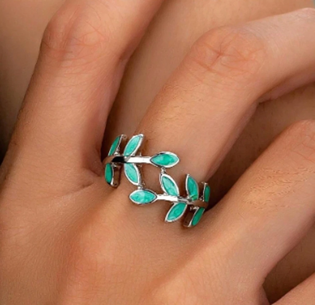 A Fashionable and Elegant Leaf-Shaped Ring with an Oil-Drip Design, Suitable for Everyday Wear and Holidays