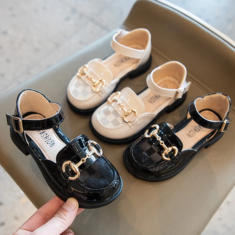

Сандалии Baotou для девочек, новые весенне-летние туфли принцессы на мягкой подошве, модная металлическая декоративная нескользящая детская обувь.