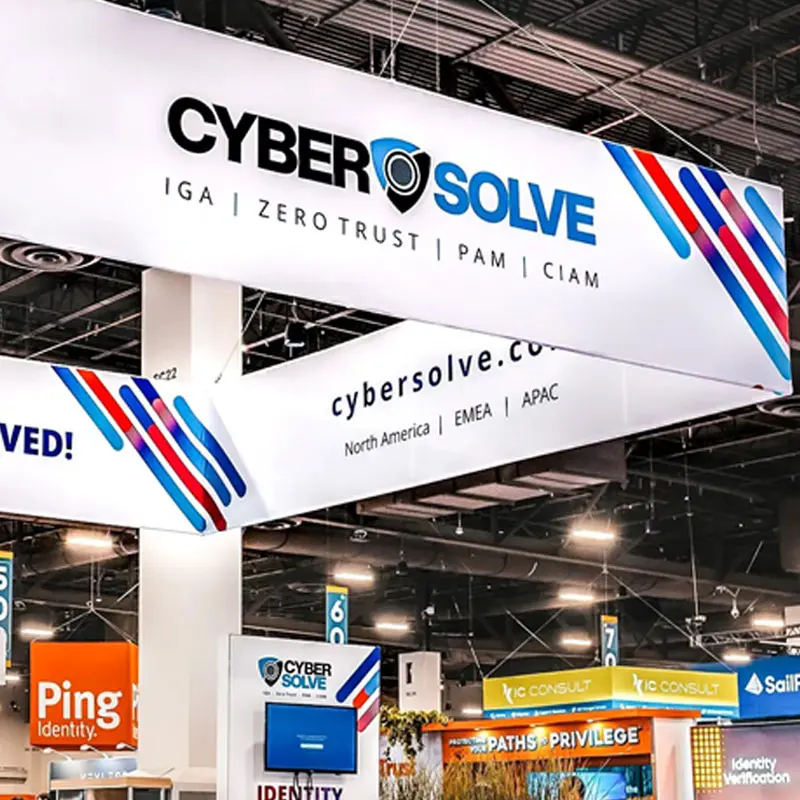 كشك عرض تجاري مضيء مقاس 20 × 20 قدمًا مع علامة معلقة كبيرة