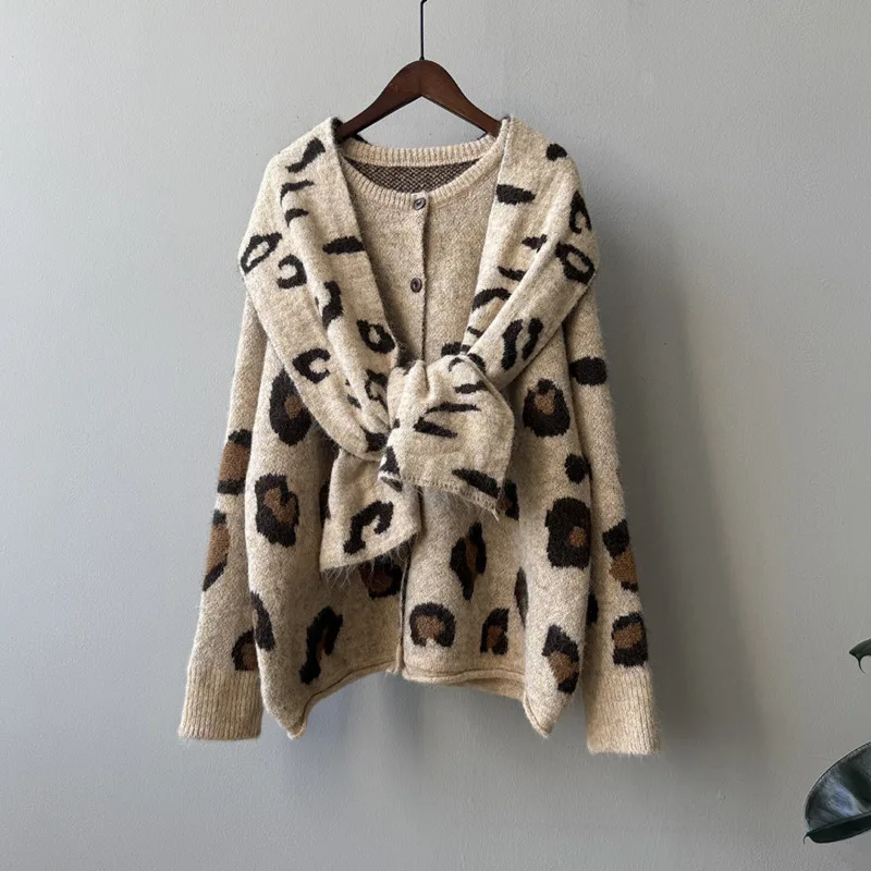 EAEOVNI ليوبارد محبوك المرأة سترة سترة عادية التباين اللون وشاح طوق المرقعة زر الملابس 2025 الخريف الشتاء #5