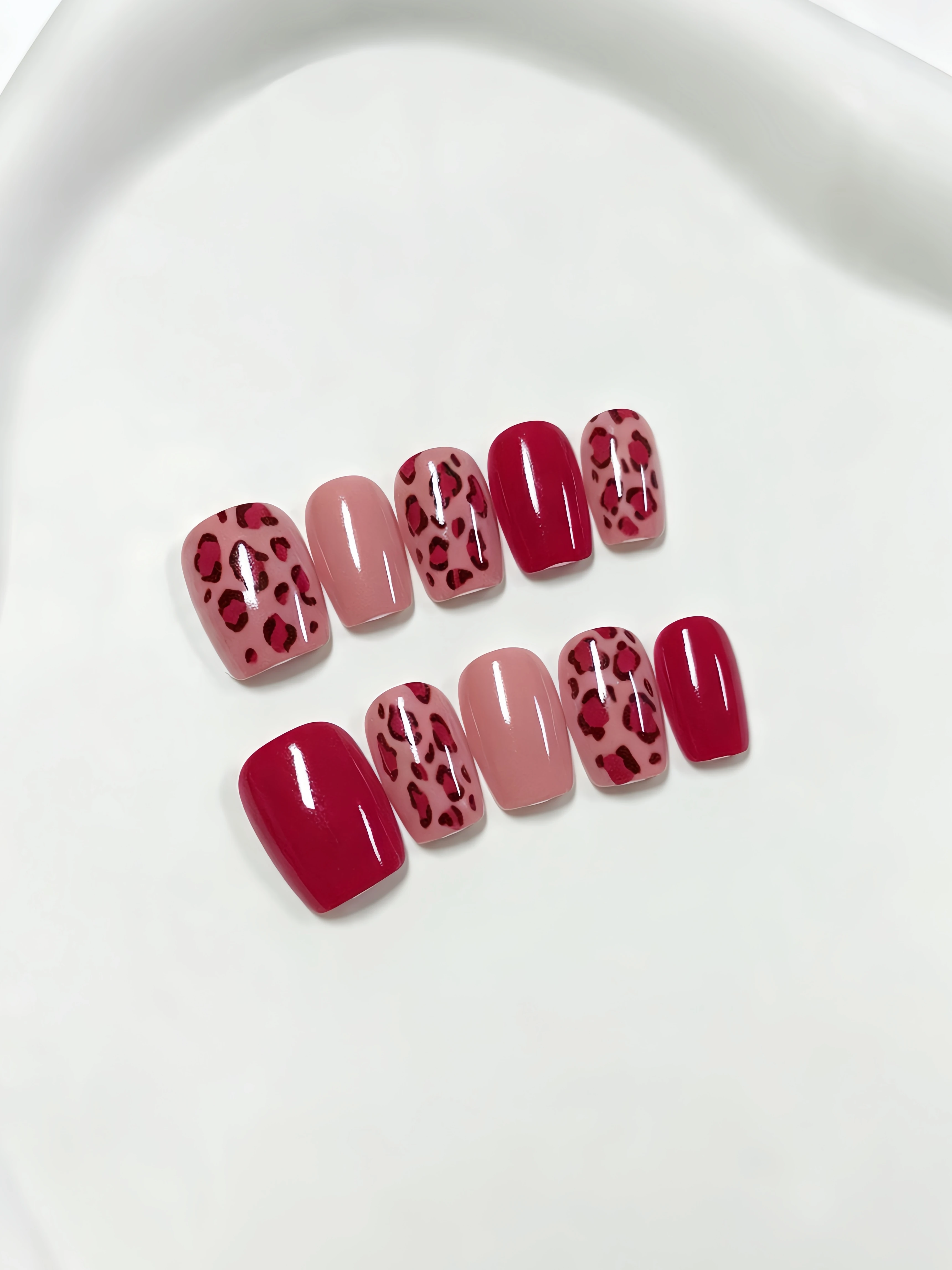 10 Stück kurze, quadratische, runde Nägel, einfache, einfarbige, handbemalte Nagelkunst mit Leopardenmuster, Y2K Sweet Cool Girl Style Nagelaufkleber, energiegeladenes Flair, kurze Kunstnägel für