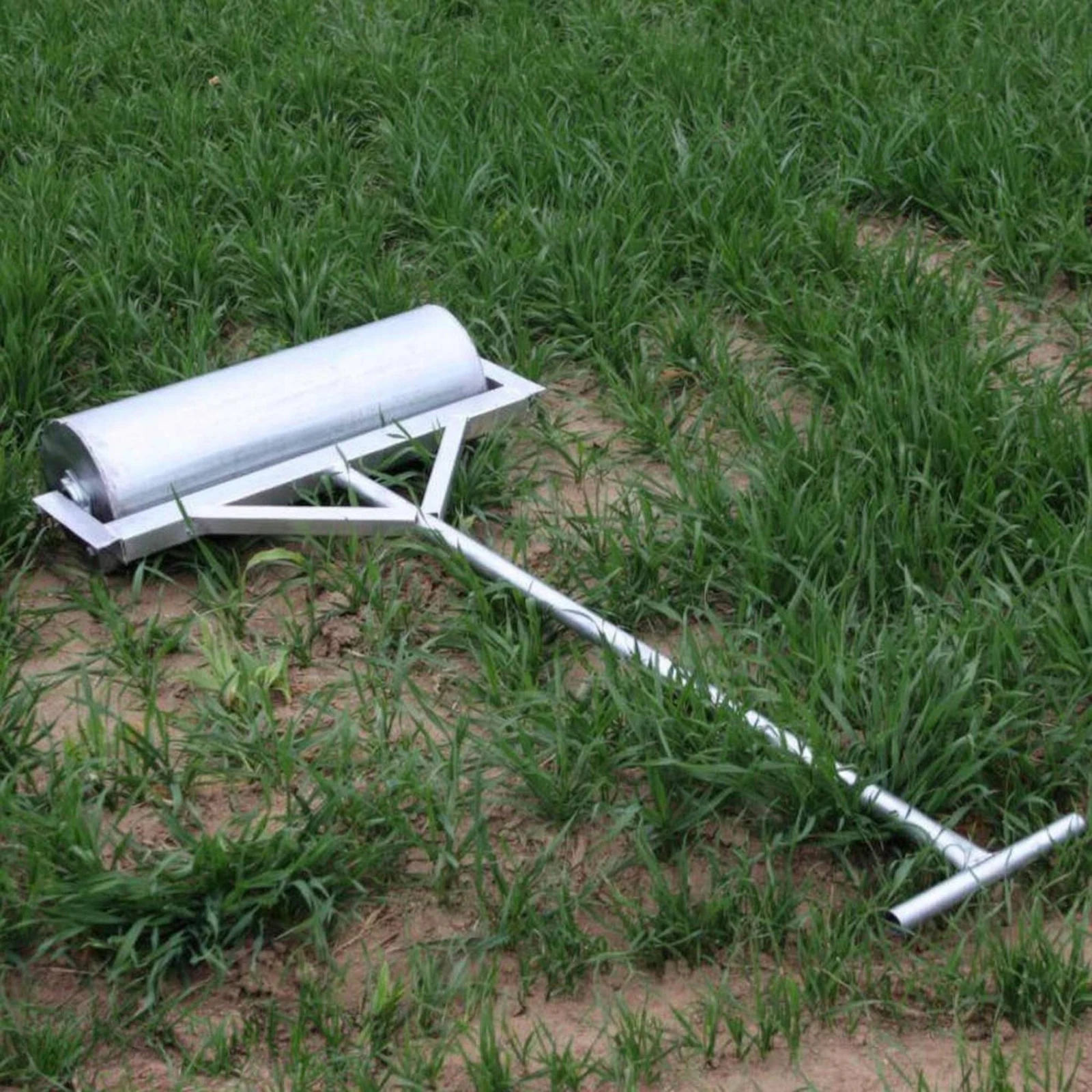 

Manual Lawn Roller Cylindrical Steel Lawn Roller Garden Tool Silver Heavy Duty for Soil Leveling