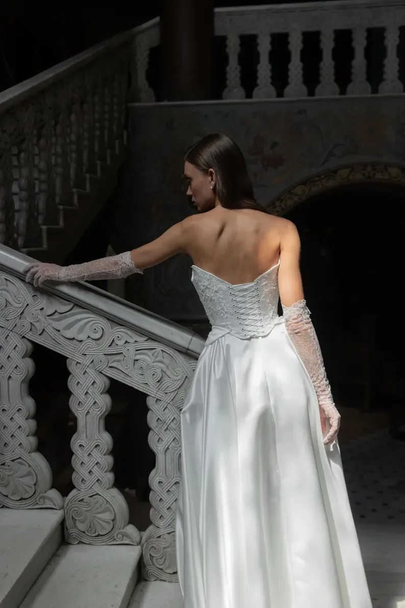 Abito da sposa con corsetto stretto in raso con scollo a cuore elegante personalizzato Abito da sposa con lacci senza schienale con gonna a corsetto attillato in pizzo retrò