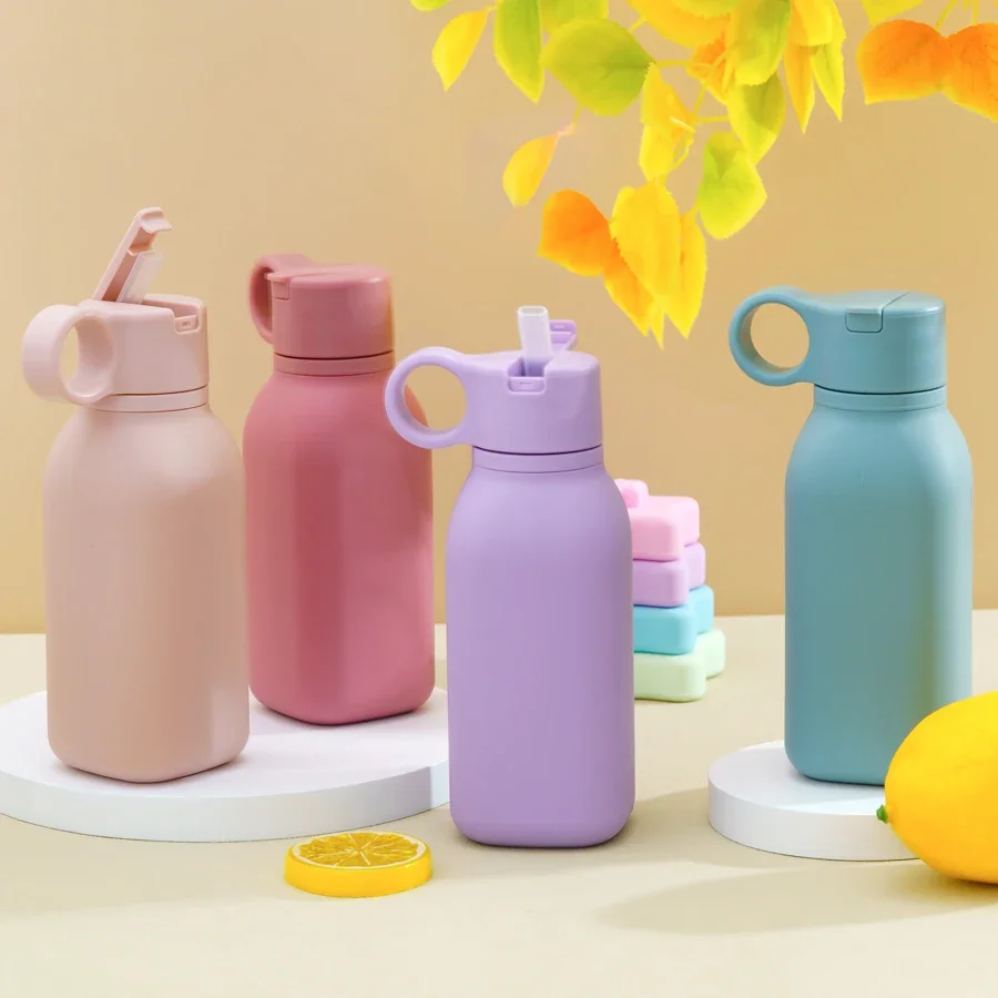 Tragbare isolierte Wasserflasche mit Strohhalm, sturzsicherer und auslaufsicherer Silikon-Wasserbecher, geeignet für Sport, Radfahren, Wandern.