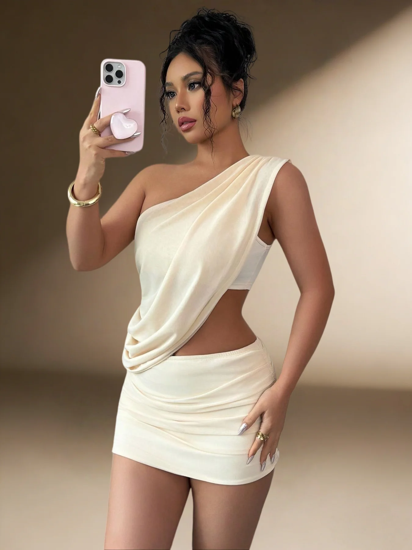Damen One-Shoulder-Oberteil mit Drapierung und Cut-Out an der Taille, zweiteiliges Outfit mit gerafftem Bodycon-Minirock-Set, Sommer 2026, einfarbig Creme, für Club und Party, ärmellos – Detail 6