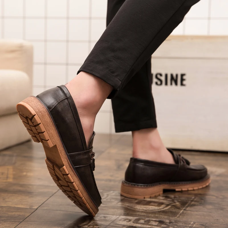 New Slip-On Thick Soled Casual Leather Shoes British Retro Round Head Handmade Leather Fringe Lazy Loafers Men