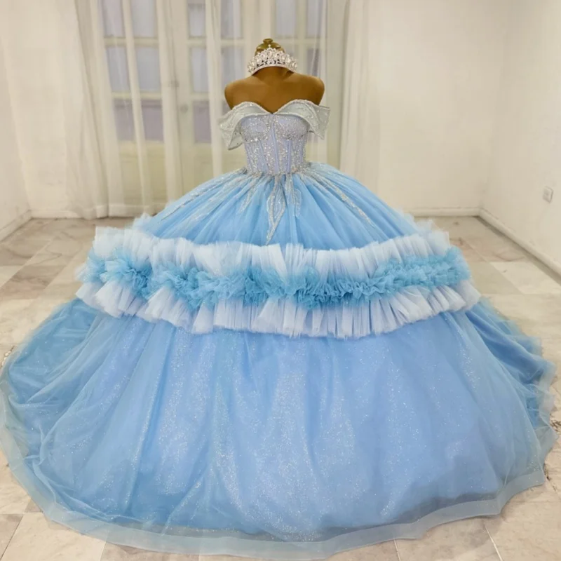 ชุดเดรส Quinceanera สีฟ้าสั่งทำพิเศษ แบบเปิดไหล่ ประดับคริสตัลวิบวับ แต่งลูกไม้ดอกไม้ ชายกระโปรงยาว  ชุดราตรีงาน Quinceanera อายุ 15 ปี