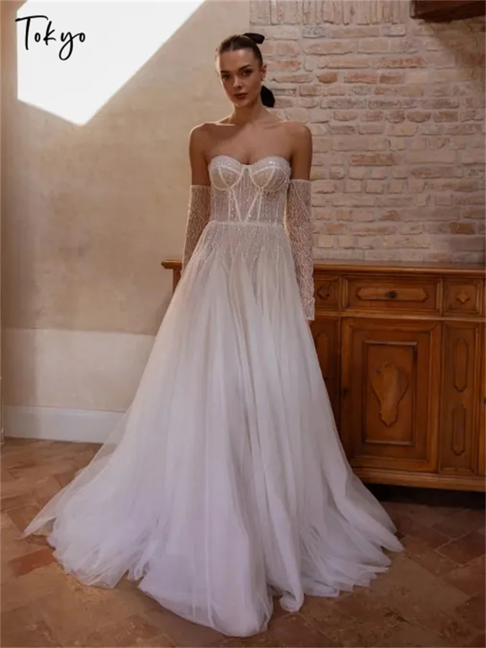 Gaun Pengantin Tokyo Model Strapless Elegan dengan Lengan Lepas, Gaun Pengantin Tulle Putih Model Court Train A-Line